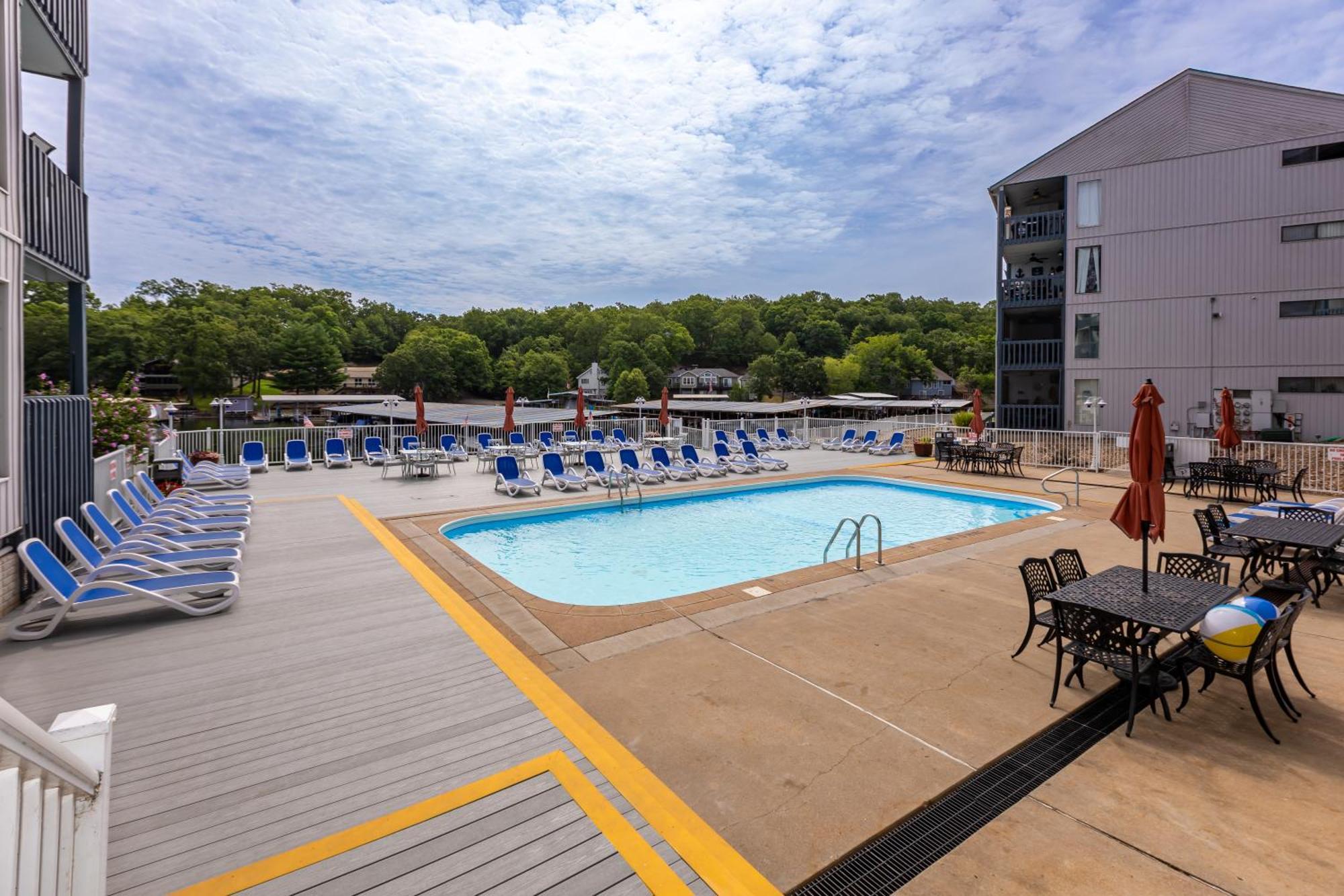 F Lakefront! Remodeled, Sleeps 4, Boat Slip, Patio, Wifi, Cable, Pool Osage Beach Εξωτερικό φωτογραφία