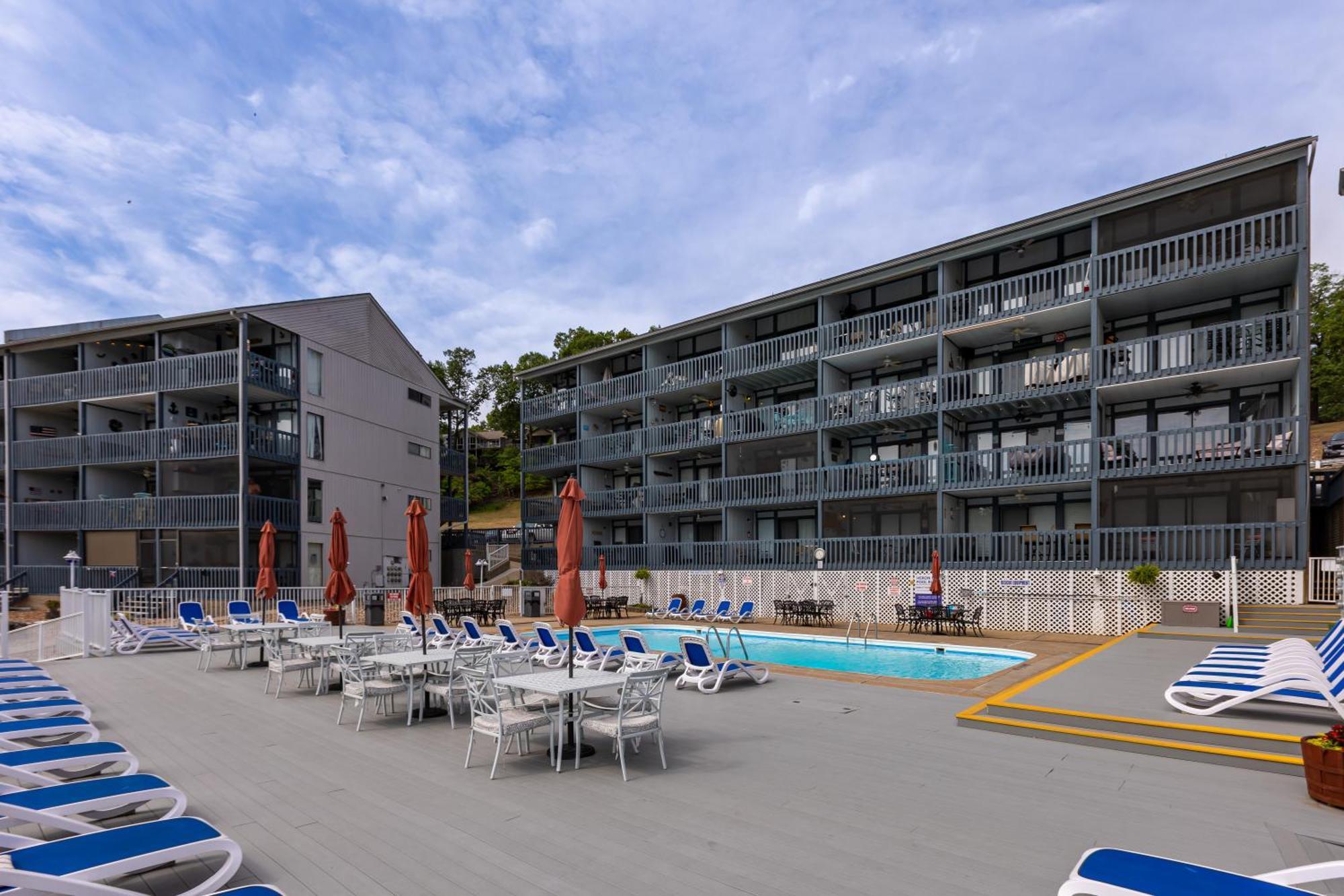 F Lakefront! Remodeled, Sleeps 4, Boat Slip, Patio, Wifi, Cable, Pool Osage Beach Εξωτερικό φωτογραφία